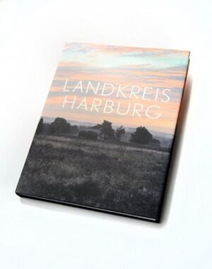 Die ist kein Buch wie jedes andere! Der Landkreis Harburg und seine Menschen sind vielfältig und facettenreich - Elbe und Heide, Buchholz und Winsen, Bossard und Luhmühlen, Schwarzteemann und Käpt´n Kuddel, Traditionspflege und Innovation, soziales Engagement, ökonomische Prosperität und vieles mehr. Dass man diese Vielfalt eigentlich in einem Buch abbilden, Geschichten von Land und Leuten erzählen müsse, darüber war man sich bei der Kreisverwaltung des Landkreises Harburg schon lange einig. Bei der Konzeption des Buches entschied sich der Landkreis Harburg ganz bewusst gegen ausgetretene Pfade, gegen die üblichen Herangehensweisen an einen Landkreis und seine Menschen. Und in der Tat - der neue Textbildband nähert sich dem Landkreis und seinen Menschen in den Essays, Reportagen, Interviews und Glossen aus der Feder von Dr. Stefanie Maeck und den Porträtfotografien und Bilderstrecken von Martin Kunze an ganz unterschiedlichen Standorten, oftmals auch aus ungewohnten Perspektiven. Autorin und Fotograf waren im Auftrag der Kreisverwaltung ein Jahr lang unterwegs, um ein vielfältiges Stimmungsbild über Arbeit und Wirtschaft, Kultur, Sport, Tourismus, soziales Engagement und den Naturreichtum im Landkreis Harburg einzufangen. Der direkt vor den Toren Hamburgs gelegene niedersächsische Landkreis Harburg kein Landkreis wie jeder andere - er ist lebens- und liebenswert, hat aber auch seine Ecken und Kanten, er ist ein Landkreis mit Herz und Charakter. Diesem Buch gelingt es, dies abzubilden - es ist eben auch kein Buch wie jedes andere!