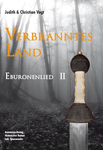 „Wir rotten sie aus, Lucius. Mann für Mann, bis nur noch Ambiorix übrig ist. Klein und verlassen inmitten der Wälder. Wir lassen ihn die Folgen seines Verrats spüren. Jeden Tag, bis wir ihn haben. Jeden einzelnen Tag.“ Caesar hat bei Aduatuca seine bislang größte Niederlage im Gallischen Krieg hinnehmen müssen. Er hat Rache geschworen, und um diese Rache erfüllt zu sehen, ist er bereit, ein ganzes Land zu verwüsten. Als die römische Reiterei Ambiorix, den Anführer der Rebellion, in den Wäldern zwischen Maas und Rhein angreift und seine Tochter versklavt, sind die Tage des Aufstands gezählt. Doch der Funke, den die Eburonen entzündet haben, ist noch nicht erloschen, und bald entbrennt ein wahrer Guerillakrieg im belgischen Gallien … „Bildgewaltiges Schlachtenepos!“ www.histo-couch.de In "Verbranntes Land" endet das Lied der Eburonen, das in "Schwertbrüder" begann.