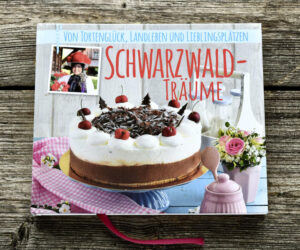 Kuchenzauber von Landfrauen und Zuckerbäckern, Leckerbissen der Köche. Dazu zwei Extras über Schwarzwälder Kirschtorten und Backrezepte für Kinder. Mit wundervollen Fotos von Ralf Krein