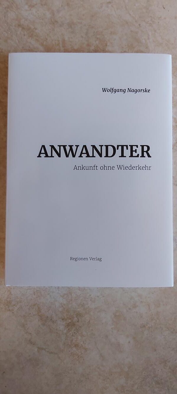 Im Jahre 1850 bricht Carl Anwandter aus Calau auf, um im fernen Chile eine neue Heimat zu finden. In Deutschland fast unbekannt, gilt Carl Anwandter in Chile als einer der Begründer der deutschen Einwanderung. Als er im November 1850 mit dem Segelschiff „Hermann“ im pazifischen Hafen Corral im südlichen Chile vor Anker geht, liegen gut vier Monate entbehrungsreicher und zum Teil stürmischer Fahrt hinter Anwandter und den 82 Passagieren auf der Reise von Hamburg in das ferne südamerikanische Land. Was treibt den gut situierten Apotheker und ehemaligen Bürgermeister der brandenburgischen Stadt Calau zu seinem Entschluss, die Heimat für immer zu verlassen? Immerhin ist er bereits 49 Jahre alt, genießt in Calau und darüber hinaus in Preußen ein hohes Ansehen. Er hat es sich gut eingerichtet in der brandenburgischen Provinz. Zum beruflichen Erfolg gesellt sich vor allem im revolutionären Jahr 1848 auch die politische Anerkennung durch die Bürger seiner Heimatstadt. Carl Anwandter streitet für Freiheit und Gleichheit aller Menschen in Preußen und wird in die Preußische Nationalversammlung gewählt. Seine Frau Emilie ist stolz auf ihren Mann, wenn sie auch die politischen Ambitionen am Anfang mit Sorge begleitet, die acht Kinder verehren ihren Vater. Carl Anwandter hat allen Grund mit Zufriedenheit Rückschau zu halten auf sein fast 50-jähriges Leben. Und doch. Am 29. Juni 1850 betritt er mit seiner Familie das Segelschiff „Hermann“, das an den Landungsbrücken von St. Pauli fest gemacht hat. In dieser Zeit verlassen viele Deutsche ihr Land. Das Ziel ist die neue Welt, vor allem die Vereinigten Staaten von Nordamerika. Doch die „Hermann“ nimmt einen anderen Kurs. Sie segelt Richtung Kap Horn an die Südspitze Amerikas und dann wieder nördlich der chilenischen Küste entlang. Am 12. November 1850 erreicht die „Hermann“ ihr Ziel. Eine Reise in die Ungewissheit findet ihren vorläufigen Abschluss. Nicht wenige deutsche Auswanderer zieht es nach einigen Monaten wieder in die alte Heimat zurück. Für Carl Anwandter wird es eine Ankunft ohne Wiederkehr.