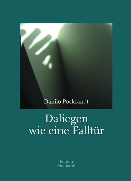 Texte wie Fallen. Alltägliches wird in Detailaufnahme plötzlich fremd und zugleich erkennbar. Im morgendlichen Zwielicht zeigt sich die Welt für einen Moment in wieder verflüssigtem Zustand. Eine überraschende Autokorrektur beleuchtet den Mechanismus von Sprechen und Denken. Traumfragmente, Filmsequenzen, Vögel, Bäume, ein Knie, ein toter Maulwurf werden zu Darstellern von Miniaturszenen. Danilo Pockrandt weiß, dass Literatur der Wirklichkeit nichts hinzuzufügen braucht, sondern bloß die menschlichste Weise ist, sie wahrzunehmen.