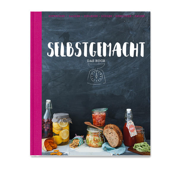 Einfach selbst machen - mit "Selbstgemacht - Das Buch": Selbstgemacht schmeckt es doch am besten! So wie damals bei Oma, deren Marmelade wir immer wieder nachkochen, aber nie so hinbekommen wie früher... Aber mit "Selbstgemacht Das Buch" gelingt uns jetzt auch dieser Klassiker! Marmelade einkochen, Gemüse fermentieren, Fisch räuchern, Brot backen, Smoothies zaubern und Limonade mixen: Auf 200 Seiten und in mehr als 150 Rezepten zeigt das neue Kochbuch von EDEKA, was Sie zu Hause alles selber machen können. Einfache Schritt-für-Schritt-Anleitungen und ausführliche Warenkunden sorgen dafür, dass alles garantiert gelingt. Dazu gibt es kreative Ideen für selbstgemachte Geschenke und schlaue Tipps zum Verpacken. Ob DIY-Profi oder Anfänger - mit "Selbstgemacht Das Buch" werden wir alle zum Selbermacher! Also, worauf warten Sie noch? "Selbstgemacht - Das Buch" im Überblick: · mehr als 150 Rezepte für die Do-it-yourself-Küche · einfache Schritt-für-Schritt-Anleitungen & informative Warenkunden · mit wichtigen Infos zum Einkochen, Einwecken, Einlegen, Kandieren, Dörren, Fermentieren, Beizen, Räuchern & Co. · inklusive Saisonkalender & Haltbarkeitstabelle · plus: DIY-Geschenke und kreative Tipps zum Verpacken & Verschenken · hochwertige Buch-Ausstattung (Hardcover mit Stoffrücken)