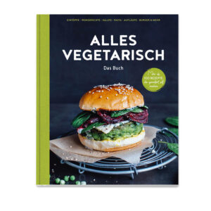 Vegetarisch kochen für alle: mehr als 100 Rezepte, die garantiert satt machen. Fleischliebhaber, aufgepasst: Dieses Kochbuch ist auch für euch! Auf 200 Seiten präsentiert „Alles vegetarisch - Das Buch“ mehr als 100 vegetarische Rezepte, die glücklich machen! Ob aus dem Topf, vom Blech oder auf die Hand, ob für Gelegenheits-Vegetarier oder für Fans der fleischlosen Küche: Hier zeigt sich Gemüse in seiner ganzen Vielfalt. „Alles vegetarisch - Das Buch“ im Überblick 200 Seiten mit mehr als 100 Rezepten ohne Fleisch Mit einfachen Schritt-für-Schritt-Anleitungen und vielen Tipps und Tricks Schnelle vegetarische Gerichte und leckere Rezepte für jeden Tag Plus: Saisonkalender und Grundzutaten der Veggie-Küche im Überblick Raffinierte Gemüse-Rezepte mit vielen Ideen für eine Extraportion Geschmack Kochbuch mit hochwertiger Ausstattung (Hardcover mit Stoffrücken) Flexitarier, Vegetarier? Hauptsache lecker! Vom Möhren-Gulasch mit Petersilienknödeln über Champignon-Spinat-Lasagne bis hin zur Süßkartoffel-Bowl mit Tofu und Quinoa: Die Koch-Ideen aus „Alles vegetarisch - Das Buch“ lassen Vegetarier, Flexitarier und Co. ins Schwärmen geraten. Dafür sorgt der Mix aus frischen, saisonalen Zutaten, tollen Sattmachern und würzigen Aromen. Das Besondere: Alle Rezepte sind vollwertige vegetarische Hauptgerichte. Damit heißt es Schluss mit der Gemüsebeilage - in diesem Buch spielt Gemüse die Hauptrolle! Gemüserezepte - Vielfalt aus Ofen, Topf und Pfanne Sieben Kapitel erleichtern die Suche nach dem neuen Lieblingsgericht: In „Suppen & Eintöpfe“ kommt alles aus dem Topf direkt auf den Löffel. Bei den „Wok- & Pfannengerichten“ wird geschnippelt, gerührt und gebraten, was das Zeug hält. Dass wildes Durcheinander auch Genuss nach Plan ist, zeigen frische „Salate & Bowls“. Deutschlands liebste Nudeln werden in „Pasta & Co.“ neu aufgemischt, während in „Auflauf, Quiche & Pizza“ Ofenträume wahr werden. Erst auf die Hand, dann im Mund landen „Burger, Wraps & Co.“. „Glamour fürs Gemüse“ setzt schließlich noch einen oben drauf: mit Dressings, Dips und Bröseln, die für echte Geschmacksexplosionen sorgen. Ganz einfach vegetarisch kochen dank Saisonkalender und vielen Tipps Wie genial einfach die Veggie-Küche ist, zeigt „Alles vegetarisch - Das Buch“ mit detaillierten Anleitungen und nützlichen Tipps. Gleich zu Beginn gibt das neue Kochbuch von EDEKA einen Überblick über die wichtigsten Grundzutaten der vegetarischen Küche. Zusätzlich informiert ein Saisonkalender, wann welches Gemüse erntefrisch auf den Markt kommt. Mit den illustrierten Rezept-Baukästen gelingen nicht nur einfache Gerichte, sondern auch perfekt gestapelte Gemüse-Burger und knusprig panierte Veggie-Schnitzel im Handumdrehen! Mit diesem Kochbuch startet eure Entdeckungsreise in die Welt der vegetarischen Küche - mehr als 100 Rezepte, die lecker schmecken und satt machen!