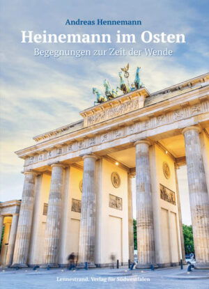 Im Sommer 1990, acht Monate nach der Maueröffnung und noch vor der Wiedervereinigung, fährt Handwerksberater Gerit Heinemann zum ersten Mal in den Osten. Im Auftrag der Industrie- und Handelskammer soll er ostdeutsche Unternehmen auf dem Weg in die soziale Marktwirtschaft begleiten. Heinemanns ehemalige Studienkollegen verfolgen seine Tätigkeit teils amüsiert, teils hämisch: „Musst du jetzt schon in den Osten, um an Aufträge zu kommen?“ Heinemann nimmt‘s sportlich. Auf seinen wiederholten Reisen lernt er Ostdeutschland und die „Ossis“ kennen. Etwa Vater und Sohn Theiner, die Heinemann in verschlissenen Latzhosen begrüßen, während sie fast eine Million D-Mark unter dem Kopfkissen gebunkert haben. Er trifft ehemalige Funktionäre und schlitzohrige Geschäftsführer (auch aus dem Westen), die mit windigen Immobiliengeschäften die „schnelle Mark“ machen wollen. Heinemann begreift, so sehr unterscheiden sich Ost- und Westdeutsche gar nicht voneinander. Der Fröndenberger Autor Andreas Hennemann, Kenner der ost- wie westdeutschen Karosserie- und Lackierszene, hat seine Begegnungen mit der ostdeutschen Mentalität und den Nach-Wende-Verhältnissen in pointierte Kurzgeschichten gefasst und sie zum Erzählband zusammengefügt. Liebevoll nüchtern und mit einer gehörigen Portion Selbstironie lässt er sein Alter Ego Heinemann auf dem schlitterglatten Parkett ostdeutscher Befindlichkeiten agieren, lavieren und reüssieren. Was er beschreibt, hat so nicht stattgefunden. Aber so ähnlich … könnte es gewesen sein.