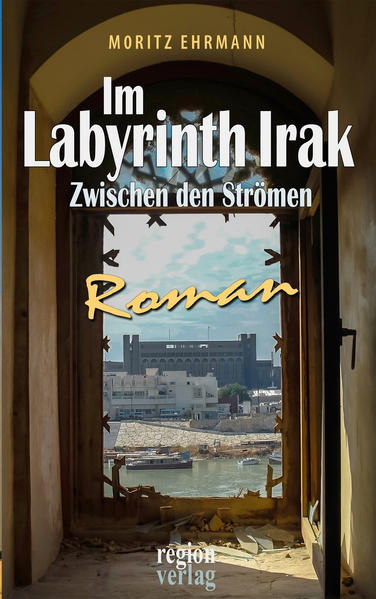 Der Autor Moritz Ehrmann gilt als ausgewiesener Kenner des Iraks. Die Zeit um die Invasion durch den sogenannten Isla- mischen Staat hat er hautnah miterlebt. Seine persönlichen Eindrücke bilden einen packenden Rahmen für einen Roman, der tiefe Einblicke in das Land, die Leute und ihre Mentalität sowie ein Labyrinth aus Gewalt, Politik und Religion bietet. Der Roman beschreibt die Versuche eines jungen Diplomaten in den Wirren der Invasion durch den “Islamischen Staat”, Drahtzieher für eine noch größere Katastrophe aufzuspüren. Er gerät dadurch immer tiefer zwischen Ströme unterschied- licher Interessen, erlebt brutalen Zynismus, aber auch Loya- lität und Hoffnung.