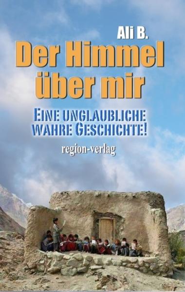 Im Buch "Der Himmel über mir" schildert der Flüchtling Ali B. Kindheit und Schulzeit, Abbruch aus finanziellen Gründen, Kinderarbeit in der Fabrik, Bedrohung der Familie durch die Terroristen (mutmaßlich den Taliban), Tod von seinen beiden Geschwistern durch diese. Er wird selbst gefangen genommen, in ein elendes Camp verschleppt, gefoltert, an alten Waffen und dem Bau von Bomben geschult. Er versucht zu fliehen, was aber misslingt. Nach Schlägen und Essensentzug bekommt er den Auftrag, nach einer Woche in einer Art Gefängnis, einen Anschlag mit einer Bombe auszuführen. Wenn erfolgreich, darf er nach Hause gehen. Sollte es das nicht machen, würde er und seine Eltern umgebracht werden. Er wird mit der Bombe, die in einer Handtasche steckt, zum Zielort gebracht und soll in der Menschenmenge die Tasche mit der bereits tickenden Bombe abstellen, fordert ihn ein begleitender Wächter auf, der sicherheitshalber zwei Minuten vor der geplanten Zündung etwas größeren Abstand hält. Ali drängelt sich durch die Menge, so dass er nicht mehr zu sehen ist, nimmt die Bombe aus der Tasche, prüft, zerstört die Drähte mit einem Stein, wirft sie in einen Abfalleimer und flieht erneut. Danach wird die weitere Flucht beschrieben. Er macht mit einer Frau einen Kleidungstausch und versteckt sich zunächst in einer Abwasserröhre, bis es dunkel wird. Es gelingt ihm rechtzeitig seine Eltern zu warnen. Die Familie flieht überhastet spontan in eine andere Stadt. Nach ein paar Wochen halten die Eltern es für das Beste, dass Ali aus dem Lande flieht. Der Vater verschuldet sich, um die Fluchthelfer zu bezahlen. Die Flucht des minderjährigen Ali beginnt von Neuem. Sie sollte einige Jahre dauern. Zwischendurch arbeitet Ali als Näher, Bäcker und Bedienungskraft. In der Türkeit spüren ihn die Terroristen erneut auf und nehmen ihn erneut gefangen... Aber er schafft es, noch ein weiteres Mal fliehen zu können. Die Geschichte wirft ein Schlaglicht auf die Ursachen, Motive von Migranten, die Arbeitsweise von Schleppern und Fluchthelfern. Ebenso auf die unterschiedlichen Kulturen, Sichtweisen und die großen Herausforderungen von Flüchtlingen, sich anzupassen, sich zu integrieren.