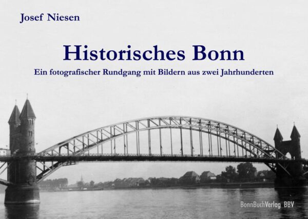 In den letzten 150 Jahren hat sich Bonns Sozialstruktur durch den gesellschaftlichen Wandel stark verändert, was sich nicht zuletzt in der städtischen Architektur widerspiegelt. Hinzukamen massive Eingriffe ins Stadtbild durch Kriege, Modernisierungsbestrebungen, Abrisse und Neubauten. Und ebenso lange gibt es Menschen, die diese Veränderungen in ihren Fotografien festgehalten haben. Erleben Sie die Stadt von einst in mehr als einhundert Aufnahmen von den 1870er Jahren bis in die Nachkriegszeit. Alle Bilder, darunter viele bislang noch unveröffentlichte, stammen aus der privaten Sammlung des Autors.