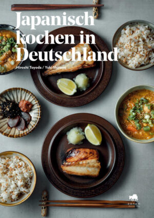 Wie kann man japanische Gerichte mit in Deutschland erhältlichen Zutaten reproduzieren? Mit dieser Frage haben sich zwei Japaner intensiv beschäftigt. Das Ergebnis ist dieses Kochbuch „Japanisch kochen in Deutschland“. Beliebte Gerichte wie Ramen, gefüllte Teigtaschen, Hähnchen-Karaage, einfache gesunde Gemüsegerichte, detaillierte Herstellungsanleitungen traditioneller Lebensmittel wie Natto und Miso. Das und vieles mehr finden Sie in den 46 Rezepten, die sich sowohl für Anfänger als auch Kenner der japanischen Küche eignen.