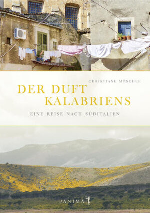 Mit dem ersten Licht der Morgendämmerung kommen Lucia Serio, ihre Tochter Giovanna und Christiane Möschle in Kalabrien an und tauchen ein in die kraftvolle, archaische und atemberaubende Landschaft dieser Region im Süden Italiens. Es ist eine Reise in die Vergangenheit einer Emigrantenfamilie und in die Geschichte Süditaliens, diesem uns immer noch unbekannten südlichen Ende Europas, und zu den eigenwilligen, entschlossenen und stolzen Frauen Kalabriens. Einfühlsam erzählt Christiane Möschle die Geschichte von Lucia, ihrer Mutter Giovanna und ihrer Großmutter Carmela, deren Leben nicht unterschiedlicher hätte sein können und sich trotzdem bedingt. Sie ergründet das Motiv des Auswanderns, erzählt von den ersten Erfahrungen in der neuen Welt, aber sie beleuchtet auch die Geschichte Süditaliens mit all ihren Facetten, der jahrtausendelangen Eroberung und Unterdrückung, der Armut und der daraus resultierenden gesellschaftlichen, politischen und sozialen Entwicklung. Es ist ein Buch der Begegnungen - mit den Menschen, der Kultur, der Natur und Geschichte des italienischen Südens. Es verbindet vermeintlich Fremdes mit Vertrautem und erschließt uns diese fremde, manchmal auch gefährliche Welt in einem neuen, freundlichen Licht. Mit ihren aussergewöhnlichen Fotografien fängt Christiane Möschle den Zauber der Landschaft und Orte Kalabriens und Apuliens auf magische Weise ein und nimmt uns mit auf ihre sinnliche Reise durch ein von Naturgewalt und kulinarischen Genüssen, Düften und Farben geprägtes Land zu den Seelen der Menschen.