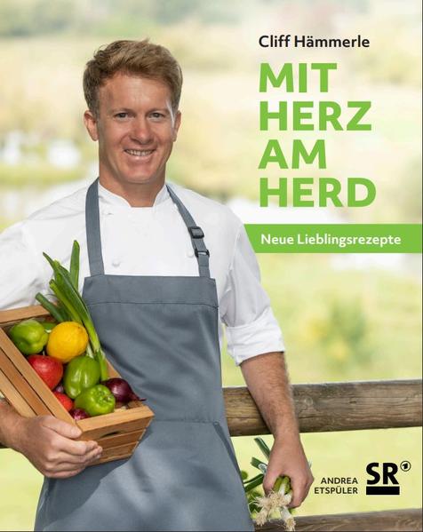 Das Erfolgsformat des Saarländischen Rundfunks „Mit Herz am Herd“ geht in eine neue Staffel im SR Fernsehen. Begleitend zur beliebten Kochsendung gibt es nun das zweite Buch mit neuen Liebelingsezepten und Cliffs Tipps. „Herzlich willkommen zu einer neuen Folge von ‚Mit Herz am Herd’“, so begrüßt Sternekoch Cliff Hämmerle seine Zuschauer im SR Fernsehen. Er hat dafür wieder wunderbare regionale Gerichte entwickelt, darunter auch einige saarländische Klassiker, alle frisch und mit Pfiff. Mit der SR-Outdoorküche und feinen Rezeptideen reiste er mit dem Filmteam an malerische Drehorte in unserer Heimat. Das neue Kochbuch macht so richtig Lust aufs Saarland und auf Cliffs köstliche Küche.