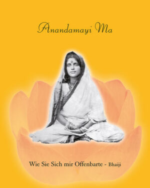 Die Glückselige Mutter Shri Anandamayi Ma lebte von 1896-1982 als eine der wenigen Vollendeten, die bereits von Geburt an das volle Bewusstsein ihres ewigen Selbst besaßen. Ihre bloße Gegenwart, Ihre Liebe und Weisheit inspirierte Tausende von Menschen zur Suche nach der Höchsten Wirklichkeit. Anandamayi Ma vertrat weder einen bestimmten Yogaweg, noch beanspruchte Sie für sich, ein Guru zu sein. Auf universelle Weise riet Sie vielmehr jedem Menschen, lebendige spirituelle Erfahrung anzustreben, um höchste Verwirklichung zu erreichen. Jyotish Candra Ray, den die Anhänger Anandamayi Ma‘s liebevoll Bhaiji (Bruder) nannten, war einer Ihrer frühsten und ergebensten Devotees und wurde oft als Ihr Dharmaputra, Ihr geistiger Sohn, bezeichnet. Er traf Ma 1924 in Dhaka und fühlte schon beim ersten Anblick, dass Sie die Göttliche Mutter war, nach der er sich jahrelang gesehnt hatte. Er erkannte, dass seine Suche zu Ende war. Sein faszinierender Bericht Anandamayi Ma-wie Sie sich mir offenbarte war das erste Buch über die Glückselige Mutter und erschien bereits 1937 in Bengali unter dem Titel Matri Darshan. Auf beeindruckende und sehr persönliche Weise lässt es den Leser an Ma's Leben und Lehren der frühen Jahre bis 1932 teilnehmen. Gleichzeitig ist es die Geschichte der Hingabe eines echten spirituellen Suchers und seiner vertraulichen Führung durch die Göttliche Mutter, die uns allen Inspiration und Beispiel sein kann. Aus dem Inhalt: Die Offenbarung des Übernatürlichen durch Gottes Namen/ Göttliche Ekstasen/ Manifestation der Yogakräfte / Samadhi-Zustände/ Ma und Ihr Spiel/ Leben in Gemeinschaft/ Auf dem Weg zu Neuem Leben/ Aufbruch ins Unbekannte/ Shri Shri Ma.