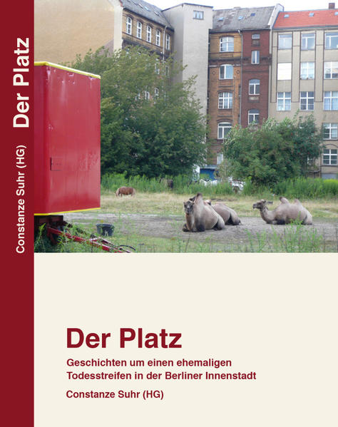 6.000 Quadratmeter in Berlin-Treptow an der Grenze zu Neukölln, ein Areal, das von 1961 bis 1989 zum Sperrgebiet zwischen Ost- und West-Berlin gehörte – hier wurden Gärten gepflanzt und abgerissen, eine Mauer errichtet und abgebaut, ein Biotop wuchs heran und wurde wieder abgeholzt. Die Kunst zog ein, Kamele kamen, die Hunde, der Müll. Es wurde darum gestritten, ein Schild aufgestellt und dann schließlich ein großes Haus darauf gebaut. „Der Platz“ – das sind Geschichten von BewohnerInnen in Neukölln und Treptow, deren Straße von heute auf morgen in zwei Hälften geteilt wurde und die nach der Maueröffnung wieder zusammenwachsen sollte, von MitarbeiterInnen des VEB Deutsche Schallplatten, die in einer ehemaligen Pianofabrik täglich aus dem Fenster auf den Todesstreifen blickten, einer Ateliergemeinschaft, die sich nach Maueröffnung in der alten Pianofabrik gründete und inmitten des plötzlich attraktiven Geländes um seine Existenz kämpfen musste, der ADAC-Luftrettungspiloten, die oft hier landeten, eines ehemaligen Grenzsoldaten, der auf dem Gelände seinen Wehrdienst geleistet hatte, und vielen anderen … „Der Platz“, entstanden zum 30. Jahrestag der Grenzöffnung zwischen Ost und West am 9. November 1989, beleuchtet die historisch-politischen Ereignisse um Teilung und Wiedervereinigung und steht exemplarisch für die Entwicklung Berlins seit Ende des 2. Weltkriegs. Die Bernauer Straße, Checkpoint Charlie oder East Side Gallery sind allgemein bekannt. Hier wird der Blick auf einen weniger prominenten Schauplatz zwischen den Berliner Bezirken Treptow und Neukölln gelenkt, wo weit über ein Drittel der etwa 43 Kilometer langen innerstädtischen Grenzmauer verlief und der einen außergewöhnlichen geschichtlichen und kulturellen Hintergrund bietet. Diverse Berichte aus persönlichen Erfahrungswelten mit ergänzenden historischen Recherchen lassen die Geschichte hautnah spürbar werden und bilden einen Beitrag zum Nachdenken über die Veränderungen der Hauptstadt durch die Teilung und das erneute Zusammenwachsen.