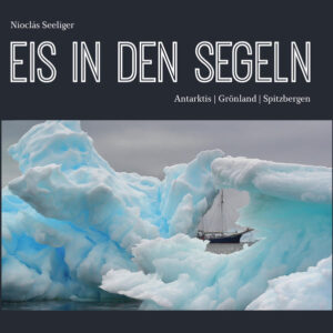 Mit ihrer frostigen Abweisung gehören die Polargebiete zu den menschenfeindlichsten Gegenden der Erde. Und trotzdem oder gerade deshalb ziehen sie jährlich Zehntausende in ihren Bann. Die laute Stille der Antarktis. Die kunstvollen Strukturen und Farben des Eises. Die einzigartige Tierwelt. Und auf dem Weg dorthin das Gefühl, im Kielwasser der einstigen Entdecker zu sein. Authentischer als an Bord eines Segelschiffes lässt sich das nicht erleben. Denn wie vor Jahrhunderten kann der Seeweg in die Polarregionen noch immer zur Herausforderung werden. Der Ruf der Drake Passage ist legendär. Und die Barentssee wird nicht grundlos auch des „Teufels Tanzboden“ genannt. Mit Eis in den Segeln: Der Journalist und Fotograf Nioclás Seeliger reiste im vergangenen Jahrzehnt immer wieder ins Eis - an Bord der Antigua, der Bark Europa, der Noorderlicht und der Rembrandt van Rijn. Begleiten Sie ihn zu Walen und Pinguinen, zu Eisbären, Walrossen, Polarfüchsen und Rentieren. Dies ist seine fotografische Liebeserklärung an die Schiffe und die einzigartigen Paradiese bis 80°01' Nord und 65°16' Süd. Gleichzeitig enthalten die Reportagen eine eindringliche Warnung an uns Menschen: Denn nirgendwo sonst auf unserem Planeten ist der Klimawandel so deutlich zu spüren wie im rasant schmelzenden Eis der Polarregionen.