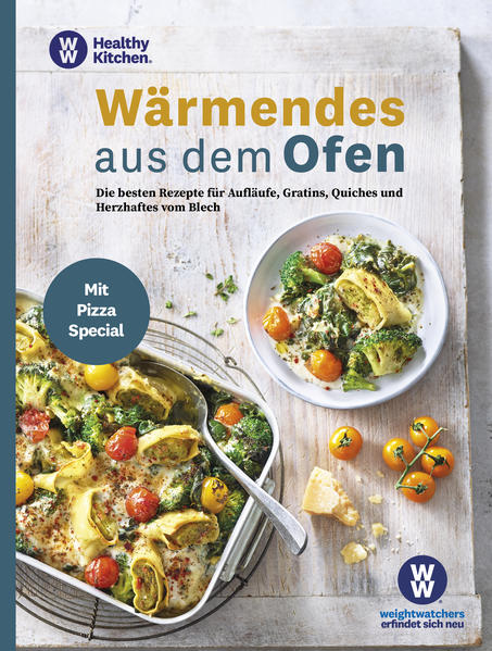 WW - Wärmendes aus dem Ofen - die besten Rezepte für Aufläufe, Gratins, Quiches und Herzhaftes vom Blech Lecker dampfende Aufläufe, frisch aus dem Ofen, gehören genauso zum Herbst wie kuschelige Pullis und buntes Laub. Klassische Ofengerichte fallen bei einer bewussten Ernährung oft aus dem Speiseplan - zu viel Sahne und zu viel Käse sind häufig daran schuld. Aber das muss nicht sein: Weight Watchers zeigt, wie es anders geht. Das WW Kochbuch macht regionale Küche genussvoll, deftig - und vor allen Dingen gesund. Die alltagstauglichen Rezepte schmecken der ganzen Familie und integrieren saisonale Zutaten. Feiern Sie mit uns die köstliche Vielfalt der bewussten Küche! Das Buch ist in 3 Kapitel inklusive Pizza-Special gegliedert und umfasst insgesamt 55 Rezepte von klassisch bis modern. Aufläufe, Gratins und Quiches teilen sich das erste Kapitel des innovativen Kochbuchs. WW inspiriert zu neuen Kochideen und ersetzt beispielsweise herkömmliche Krusten, die Ofengerichte ungesund machen können, kurzerhand durch alternative Toppings, wie Cashews oder Tofucrumble. Im zweiten Kapitel finden Sie Rezepte für herzhafte Kuchen und Flammkuchen. Punktefreundliche, gesunde Krusten-Varianten, z.B. mit Haferflocken oder als Low Carb, machen die beliebten Tellergerichte figurfreundlich. Die Sonderseiten zum Pizza Special fokussieren sich auf die Zubereitung verschiedener Teige, Beläge und Saucen. Damit wird es in der Pizzaküche niemals langweilig. Neue Food Kombinationen überraschen im letzten Kapitel mit süßen Rezepten. Lust auf ein Hüttenkäse-Erdbeer-Muffin oder Kokos-Himbeer-Soufflé? Wie immer enthält das Buch lehrreiche Informationen zum WW Programm, zu den drei Plänen sowie zu SmartPoints und ZeroPoint Lebensmitteln, die bewusste Ernährung leicht nachvollziehbar und trackable machen. Ganz in WW Manier darf natürlich eine motivierende Erfolgsgeschichte nicht fehlen. Also dann: Ran an die Pötte!