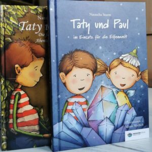 Buch 1: Taty und Paul Die fantastischen Abenteuer einer Elfe Paul, der sich seit seinem Umzug in eine anderes Bundesland sehr einsam fühlt, traut seinen Augen kaum, als er die kleine Elfe plötzlich vor sich stehen sieht. Fortan stellt die Elfe Taty Pauls Leben auf den Kopf. Mit ihren ungewöhnlichen Einfällen hilft sie ihm, ihre Ängste zu überwinden und neue Freunde zu finden. Als Tatys Freund, der Zwerg Hin von Gründelsauen, in seiner Verzweiflung die beiden bittet, ihm zu helfen sein Heim zu retten, begeben sie sich auf eine mysteriöse Spur. Buch 2: Taty und Paul im Einsatz für die Elfenwelt Die Elfenwelt ist in heller Aufregung. Heinzelmutter Marie wurde mit einem Pflanzenschutzmittel vergiftet. Sogar Fee Phinella weiß sich keinen Rat mehr. Für die kleine Elfe Taty ist klar, dass hier nur noch ihr Menschenfreund Paul und dessen Freunde helfen können. Eilig schickt sie Zwerg Patschenstiefel auf den Weg, um Paul zu suchen.