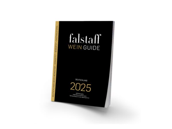 Der Falstaff Weinguide Deutschland 2025 enthält rund 4.000 Weinempfehlungen von mehr als 500 Produzenten, bewertet nach dem 100-Punkte-System. Dazu kommen die 250 Gasthaus-Tipps, die bei der Planung des nächsten Aufenthalts in einer Weinbauregion helfen und die Rubrik »Talentschuppen«, die sich dem Winzernachwuchs widmet - alles in allem ein starkes Nachschlagewerk am Puls der Zeit.