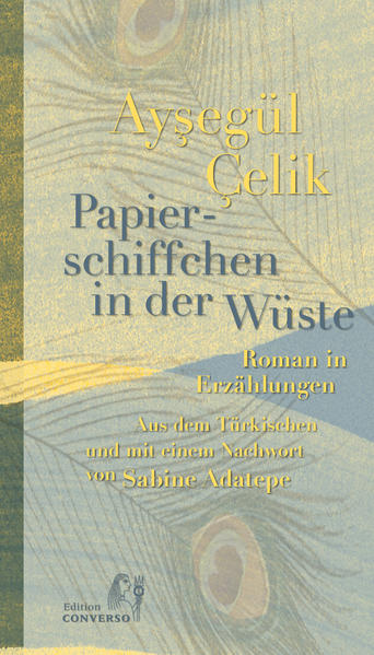 EIN MUSS FÜR DIESE ZEITEN, WO WIR DES TROSTS DURCH SCHÖNHEIT NIE GENUG BEKOMMEN KÖNNEN. Ay?egül Çelik widmet sich in diesem Roman der Unterdrückung der Jesiden: "Als ich den Stift zur Hand nahm, sprang mich ihr Leid mächtig an. Jesidische Kelims bringen heute Millionen, aber wo sind die Jesiden?" Zum Beispiel in der Geschichte von Yildiz, die mit nur zwölf Jahren, in die Schwiegerfamilie gebracht, gewissermaßen um ihr Leben webt. Als sie einem Pfau auf einem Wandteppich einen Partner beigibt, öffnet er die Augen. Die strenge Moral der fremden Familie verbietet ein solches Motiv, man schneidet es aus dem Teppich. Da fliegen die Vögel auf und davon. Ein hochpoetisches kleines Meisterwerk voll widerständiger Phantasie. Ein Plädoyer für die Befreiung von all denen, die uns ein Leben vorschreiben wollen, das nicht aus dem Herzen heraus, sondern als "fremdes" Leben gelebt wird.