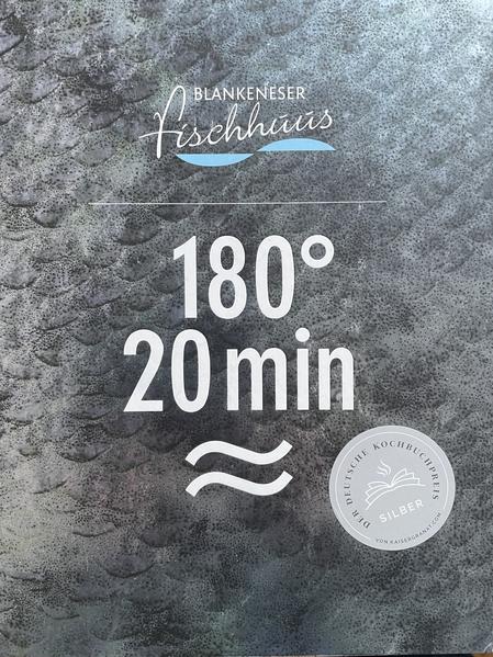 Jeder weiß: Fisch ist lecker und gesund. Viele denken: Fisch ist nicht ganz einfach zuzubereiten. Das Gegenteil – von letzterem wohlgemerkt – zu beweisen hat sich das Team vom Blankeneser Fischhuus auf die Fahne geschrieben. 180 / 20, so heißt das Kochbuch, welches Nathalie Gideon und Andreas Patzer vom bekannten Fischhuus gemeinsam mit dem Hamburger Fotografen-Paar Ingrid von Hoff und Konstantin Eulenburg in monatelanger Knochen- pardon: Grätenarbeit entwickelt haben. Der seltsame Titel ist schnell erklärt – die Faustformel für Fisch im Ofen lautet nämlich: 180 Grad, 20 Minuten, fertig ist der Lachs. Herausgekommen ist ein wunderbar pralles Buch mit 100 leckeren Rezepten, wunderbar fotografiert und garniert mit persönlichen, witzigen und hintergründigen Stories aus dem Leben des leidenschaftlichen Fischhändler-Paares. Ein absolutes Must-read nicht nur für Fischköppe. Und jetzt ausgezeichnet mit dem Deutschen Kochbuchpreis in Silber !