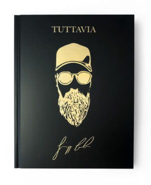 „Tuttavia“ von Giuseppe Carbonaro ist ein sehr persönliches Kochbuch und nicht nur eine Aneinanderreihung von 63 außergewöhnlich leckeren Rezepten. Es ist Inspiration, Biografie und die Sammlung seiner kulinarischen Ideen in einem. Die Rezepte vereinen Innovation und Tradition. Vom Cross-over zwischen Italien und Asien bis hin zu traditionellen mediterranen Gerichten. Im Kern jedoch Italien pur! Die Geschichte, wie er und seine Frau Eni, allen Widerständen zum Trotz, das „Peperoncino“ zu einem sehr erfolgreichen Geheimtipp auf Mallorca gemacht haben, ist so spannend wie unterhaltsam. Giuseppe Carbonaro ist ein schwäbisch-italienischer Koch, der gemeinsam mit seiner Frau Eni, gegen alle Widerstände sein Restaurant "Peperoncino" auf Mallorca zum Geheimtipp macht. Klar, dass sein erstes Kochbuch „Trotzdem!“ heißt. Er hat keinen Stern, kocht jedoch ab und zu für Köche, die einen haben. Oder mehrere. Das „Peperoncino“ ist heute die Summe all seiner Ideen, seiner Erfahrungen, seines Wissens und seiner Visionen. Es ist endlich ganz und gar sein „Peperoncino“, in dem er seine Vorstellung von gutem Essen jeden Tag Wirklichkeit werden lassen kann. Giuseppe über sich und sein Buch: „Ich bin ein Freund der einfachen und ehrlichen Küche. Manchmal sind nur ein paar Handgriffe nötig, um ein mega Gericht zu zaubern. Und manchmal dauert’s halt auch etwas länger. Aber wenn man Spaß am Kochen hat, ist das ja auch voll o.k. Mit meinem Kochbuch will ich Euch keine Vorschriften machen, wie Ihr was zubereiten sollt. Es ist eine Sammlung mit meinen Ideen, wie man Gerichte auch mal etwas anders machen kann, wie man kulinarisch aus der Reihe tanzt, ganz ohne Schäumchen und Häubchen. Nehmt es als Inspiration und macht was draus. Hauptsache einfach und gut.“