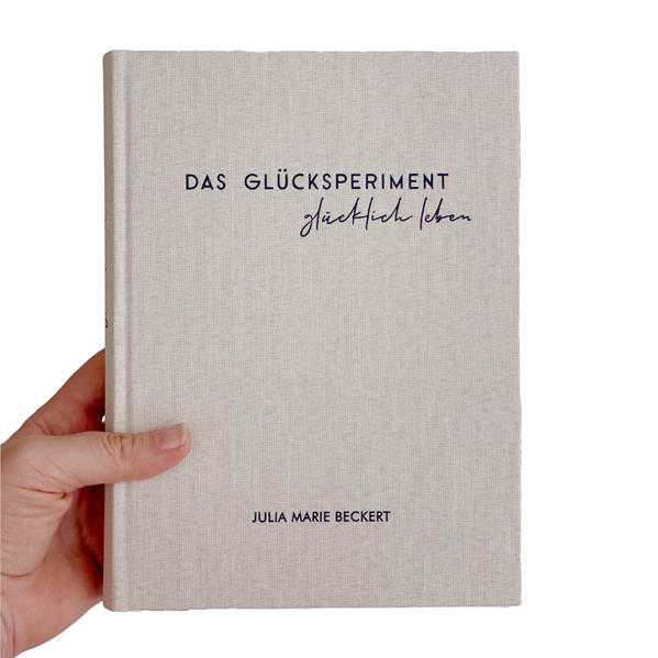 Das Glücksperiment - glücklich leben ist das persönlichste Journal auf dem Markt. Das Glücksperiment - glücklich leben ist eine Mischung aus Dankbarkeitstagebuch, Coaching und der perfekten Mischung aus wissenschaftlich fundierten Fakten und persönlichen Erfahrungen, die Autorin Julia Marie Beckert schonungslos ehrlich teilt. Persönlichkeitsentwicklung in Buchform: Besonders wichtige Aspekte, die sich intensiv auf deine Entwicklung auswirken, wiederholen sich regelmäßig. So können sie zu einer wohltuenden Routine werden, die den Nährboden für neue positive Denkgewohnheiten bildet. Zusätzlich helfen dir täglich wechselnde Aufgaben, neue Perspektiven einzunehmen und für dich zu reflektieren, was dich weiterbringt und dir zeigt, wie schön Dein Leben ist. Dort wo es wichtig ist, stützen wissenschaftliche Fakten und persönliche Erfahrungen dich auf deiner individuellen Reise zu deinem glücklichen Leben. Viel mehr als ein Journal: In diesem Buch findest du ergänzende Inhalte, die du per QR-Code abrufen kannst. Diese vertiefen die Inhalte und bringen dich zurück in die Verbindung mit dir selbst. Freu dich auf Downloads, Überraschungen, ergänzende Worksheets, Meditationen, Achtsamkeitsübungen und einen vertiefenden Video-Workshop, der dich in deiner persönlichen Weiterentwicklung stützt und begleitet. Das Glücksperiment - glücklich leben der Umwelt zuliebe Das Einbandmaterial von Das Glücksperiment - glücklich leben, heißt TOILE OCEAN. Es wurde zusammen mit der Firma tide ocean SA entwickelt, die sich auf die Sammlung und Aufwertung von Ozeanplastik in einem preisgekrönten Upcycling-Verfahren spezialisiert hat. Der Clou: Zur Herstellung dieses Gewebes dienen Plastikabfälle aus dem Meer, die zu einem Granulat verdichtet und zu einem Garn gesponnen werden. Eine Beschichtung aus wasserbasiertem Acryl macht es zum Bucheinbandmaterial. So werden für einen Quadratmeter TOILE OCEAN über fünf 0.5l-PET-Flaschen wiederverwertet. Hinzu kommt: Von jedem verkauften Meter TOILE OCEAN kommt 1% des Umsatzes der Säuberung von Gewässern zugute. Hier gehts zum original Text und Info. Unsere Erstauflage mit 15.000 Büchern hat also rechnerisch etwa 8000 0.5 l PET-Flaschen aus dem Meer gefischt. Wir finden das toll.