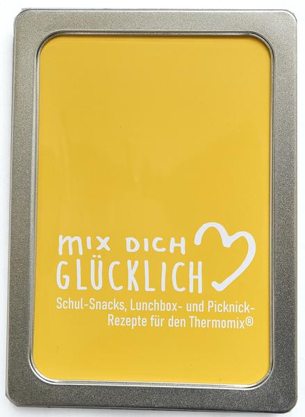 47 Rezepte für Schulsnacks, Lunchbox oder ein Picknick, Rezepte für den Thermomix®, in einer DinA5 Scharnierdeckelbox auf hochwertigen und abwischbaren Karten. Damit können sich alle Familienmitglieder aussuchen, was sie in ihrer Brotdose haben möchten und sich die Karten z.B. mit Magneten an den Kühlschrank pinnen. Alle Rezepte sind so angegeben, dass sie von Vegetariern, Veganern oder Fleischessern gekocht werden können, denn alle Varianten sind angegeben. Ausnahmen sind einige wenige Rezepte, bei denen z.B. Eier Hauptbestandteil sind und nicht ersetzt werden können. Die Rezepte sind vom bekannten Blog "mix dich glücklich" und sind nicht in den Büchern von Amelie Kowalski zu finden.