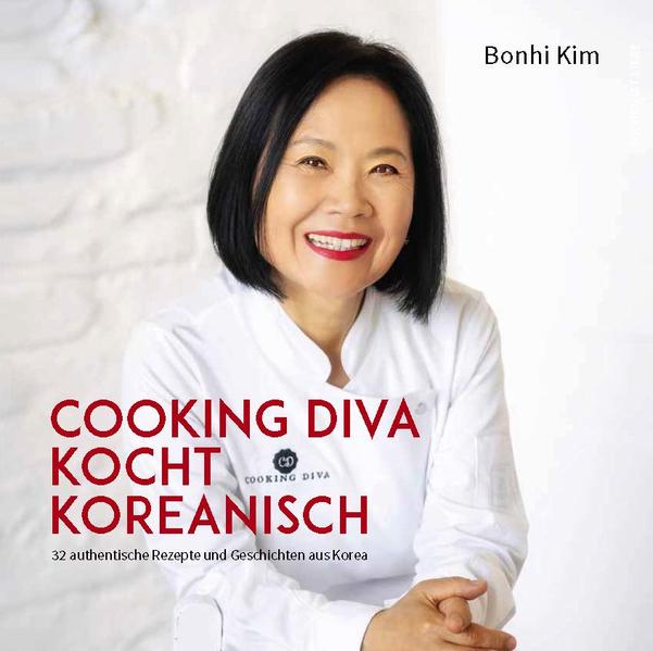 Cooking Diva kocht Koreanisch - Ein Kochbuch von Bonhi Kim: Essen ist Liebe - Pikant, süß, sauer und würzig bilden in der koreanischen Küche ein komplexes Spiel von Aromen. Mit etwas Anleitung ist es aber nicht schwer diese zu Hause nachzuempfinden und selbst authentische koreanische Gerichte zuzubereiten. Ich nehme Sie mit auf die Reise, mit mir die kulinarischen Klassiker der koreanischen Küche zu entdecken. Dabei treffen wir auf koranisches Street Food wie Korean Fried Chicken KFC aber auch traditionelle Gerichte wie Bibimbap und Bulgogi, die koreanische Version des BBQ. Ich zeige Ihnen auch wie man Kimchi selbst zubereitet. Die koreanische Küche bietet wärmende Suppen und Eintöpfe, vegetarische Speisen und süße Desserts. Auch wenn viele der Gerichte Fleisch enthalten, sind sie genauso lecker, wenn sie beispielsweise ohne Fleisch oder mit Tofu zubereitet werden. Ich gebe ihnen zahlreiche koreanische Kochtechniken und detaillierten Anweisungen an die Hand, damit Sie Ihre Fertigkeiten in der koreanischen Kochkunst weiterentwickeln können. Essen eine Symphonie des Lebens - Essen belebt die Fantasie und regt dazu an Geschichten zu erzählen. Wie der Name dieses Kochbuchs - Cooking Diva - verrät, habe ich nicht nur eine Leidenschaft fürs Kochen. Meine erste große Liebe ist die Musik. Als Opern- und Konzertsängerin stand ich über 30 Jahre auf der Weltbühne. Jetzt habe ich meine andere Liebe, die Liebe zum Kochen, zum Beruf gemacht. Meine Lebensgeschichte ist eng mit dem Essen meiner koreanischen Heimat verbunden. Wenn ich koreanisch koche, weckt dies unweigerlich Erinnerungen. Daher ist dieses Buch nicht nur gefüllt mit Rezepten, sondern auch mit den Erinnerungen, welche meine Lieblingsgerichte bei mir wecken - von der Kindheit bis zu meiner Zeit als Konzertsängerin.