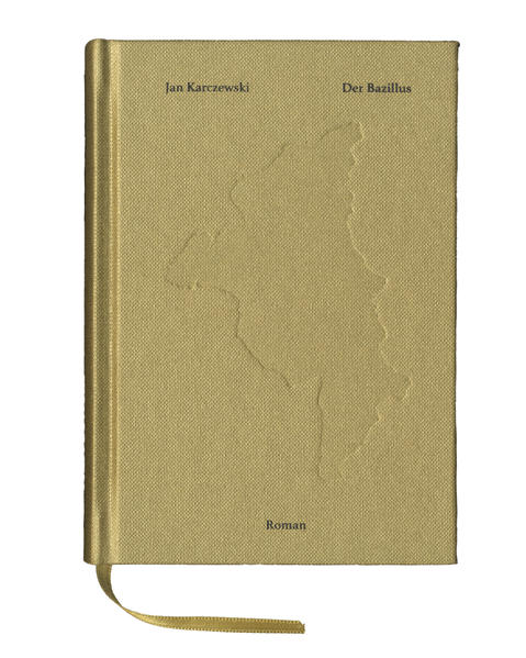 Der Bazillus aus dem Jahr 1929 spielt in Warschau, New York, Genf und Amsterdam vor dem Hintergrund der wirtschaftlichen Abhängigkeiten und Verstrickungen zwischen Europa und den USA nach dem Ersten Weltkrieg. Der polnische Schriftsteller Jan Karczewski zeichnet mit Mitteln der frühen Science-Fiction ein satirisches Bild der damaligen politischen Widersinnigkeiten und menschlichen Schwächen. Er beschreibt die Kraft der Liebe und den Mut eines Einzelnen, sich gegen die Vergötzung des Geldes aufzulehnen. Eine durch Zufall entdeckte Mikrobe, die in der Lage ist, Gold zu zersetzen, führt weltweit zu einem Umbruch des Wirtschafts- und Handelssystems der 1920er Jahre. Der Roman des fast vergessenen Autors wirkt angesichts heutiger Globalisierungsprobleme aktueller denn je.