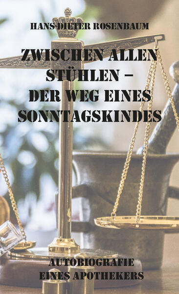 Der Autor kommt 1956 in der Bergarbeitermetropole Lauchhammer, gelegen im südlichen Brandenburg, zur Welt und entscheidet sich, seinem ausgeprägten medizinischen Interesse folgend, nach der Schulzeit für eine pharmazeutische Laufbahn. Diese sollte ca. 47 Jahre andauern und sich über zwei konträre Gesellschaftsordnungen erstrecken. Von der Pike auf erlernte er das Apothekenhandwerk. Die Apothekenwesen der DDR und der BRD werden anhand der öffentlichen Apotheke gegenübergestellt und die Vor- und Nachteile herausgearbeitet. Es wird eine typische DDR-Biografie geschildert, in der auch der politische Umbruch in Ostdeutschland Ende der 80er/Anfang der 90er Jahre seinen Platz findet. In einem eigenen Teil berichtet der Autor über seine große Leidenschaft zur Theoretischen Physik, die ihn mehrere Jahrzehnte begleiten sollte. Folgen Sie dem Autor auf eine spannende Reise „zwischen allen Stühlen“.