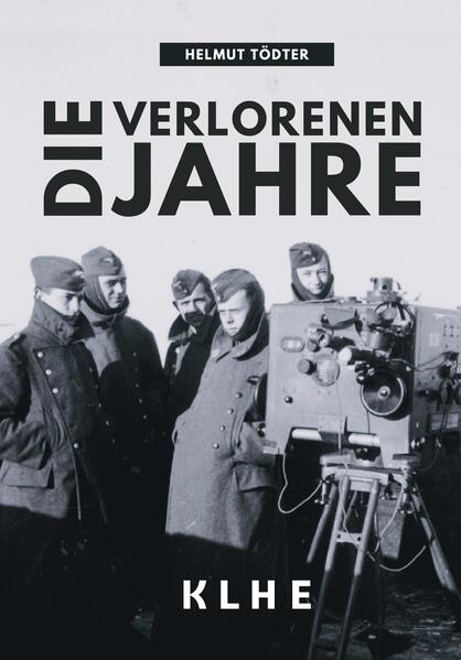 Dieses Buch ist das packende Zeugnis von Leutnant Helmut Tödter (*1921 - 2003), einem jungen Offizier aus Düsseldorf, dessen Mut, Entschlossenheit und Menschlichkeit ihn durch die Wirren des Zweiten Weltkriegs und über die Grenzen seiner eigenen Vorstellungen von Pflicht und Ehre führten. Von Afrika über die italienischen Alpen ins Rheinland „Die verlorenen Jahre“ schildert die dramatische Flucht Tödters im Mai 1945 von Bozen in Südtirol über die schroffen Gipfel der Alpen zurück in seine Heimat. Mit nur 24 Jahren orchestriert er einen waghalsigen und lebensgefährlichen Plan. Seine Geschichte beginnt jedoch weit früher, im heißen Sand Afrikas, wo Tödter dem sicheren Untergang des Afrika-Corps nur knapp entkommt. Seine Flucht in einer der letzten Maschinen aus Tunis, die trotz eines brennenden Motors sicher in Sardinien landete, markiert den Beginn einer Reihe schicksalhafter Ereignisse. - - - - - - - - - - - - - - - - - - - - - - - - - - - - - - - - - - - - - - - - - - - - - - - - - - - - - - - - - - - - - - - - - - - - - - - - - - - - - - - - - - - - - - - - Die Authentizität dieses von Tödter selbst verfassten Berichts aus dem Zweiten Weltkrieg wird durch original Feldpost und Fotografien untermauert. - - - - - - - - - - - - - - - - - - - - - - - - - - - - - - - - - - - - - - - - - - - - - - - - - - - - - - - - - - - - - - - - - - - - - - - - - - - - - - - - - - - - - - - - Die Flucht Zurück in Italien, sieht sich Tödter als frisch beförderter Leutnant und Kommandeur einer Flak-Batterie mit der Auflösung der deutschen Linien konfrontiert. In einem Akt der Verzweiflung und des Mutes sprengt er die Geschütze am Po, um seine Einheit vor dem sicheren Untergang zu bewahren. Diese Entscheidung, die ihm beinahe das Leben kostete, rettete über 100 Männer vor dem sicheren Tod oder der Gefangenschaft. Die anschließende Odyssee durch das vom Krieg zerrissene Italien, vorbei an amerikanischen Panzern und durch einen SS-Kontrollposten, ist nicht nur eine Geschichte von Furchtlosigkeit und Verzweiflung, sondern auch von Menschlichkeit inmitten des Grauens. Tödters Entscheidung, sich in Bozen der deutschen Militärkommandantur zu stellen, und was ihn daraufhin erwartete zeugen von einem Kriegsende, das von Chaos und Widersprüchen geprägt war. Tödter entschließt sich zur Flucht über die Alpen, verkleidet in Bauerntracht und ohne jegliche militärische Insignien. Die Begegnungen mit hilfsbereiten Einheimischen und die Nächte in Berghütten unterstreichen die tiefgründige Botschaft des Buches: Selbst in den dunkelsten Zeiten findet sich Menschlichkeit. Die unscharfe Trennung von „Richtig“ und „Falsch“ "Die verlorenen Jahre" ist mehr als ein authentischer Kriegsbericht