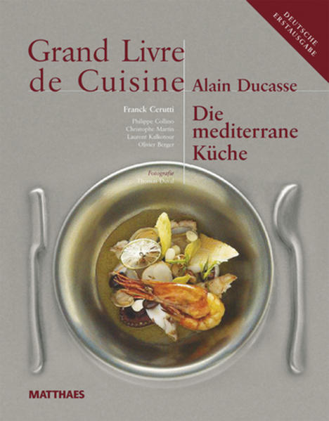 Die mediterrane Küche auf höchstem Niveau genießen Zehn renommierte Experten haben die besten Rezepte aus den mediterranen Ländern Frankreich, Spanien, Italien, Algerien und Marokko zusammengestellt. Sie präsentieren mehr als 450 sowohl traditionelle als auch zeitgemäße Rezepte. Alle Rezepte wurden von dem Koch-Team aus Alain Ducasses berühmtem Gourmet-Restaurant Louis XV. in Monaco kreiert. Jeder Koch hat seinen eigenen Stil und seine ganze Erfahrung eingebracht. Es ist ihnen gelungen, die Haute Cuisine einfach und für jeden zugänglich zu machen. Ein Meilenstein der mediterranen Küche. Das Glossar, die Saisontabelle und das Indexverzeichnis ermöglichen eine einfache Handhabung. Der dritte Band der Reihe Grand Livre de Cuisine ist eine wahre Freude für alle Liebhaber*innen der anspruchsvollen mediterranen Küche. Rezepte der mediterranen Küche zu: -Fisch -Krustentiere und Muscheln -Kalb, Rind und Schwein -Lamm und Zicklein -Geflügel -Eier und Joghurt -Nudeln -Getreide, Kartoffeln und Nüsse -Hülsenfrüchte und Pilze -Gemüse -Oliven, Salat, Weinblätter -Früchte -Desserts Alain Ducasse präsentiert Ihnen die mediterrane Küche auf höchstem Niveau. Über 450 Rezepte zeigen die Vielfalt der mediterranen Haute Cuisine.