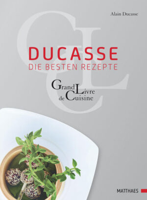 Die besten Rezepte von Alain Ducasse in einem Buch Fünf imposante Bücher mit über 4000 Seiten und mehr als 2000 Rezepten hat Alain Ducasse in der Reihe „Grand Livre de Cuisine“ verfasst. In diesem Buch ist die Quintessenz seiner 300 besten Rezepte in einem großformatigen Prachtband zusammengefasst. Das Buch ermöglicht einen Einblick in die multikulturelle und außergewöhnliche Küche des Meisterkochs und zeigt Gerichte mit kulinarisch höchstem Anspruch. Die Kochkunst von Alain Ducasse aus verschiedenen Blickwinkeln entdecken Ein wahrer Schatz für jeden, der die Kochkunst von Alain Ducasse schätzt und verstehen möchte. Das Buch gibt einen intensiven Einblick in die Arbeit des bekannten Sternekochs - von der Wahl der verwendeten Produkte über die Techniken bis hin zu den spektakulären Gerichten, die daraus entstehen. All das mit einem Blick auf 10 Jahre Zeitunterschied zwischen dem ersten und dem letzten Buch seiner Erfolgsreihe „Grand Livre de Cuisine“. -Die 300 besten Rezepte von Alain Ducasse: von garnierter Auberginen mit Gurken-Tomaten-Tatar, Schafsdickmilch und Basilikum über Goldbrassenfilet mit gebratener Schwarzwurzeln und maritimer Rotweinsud bis zur Geflügelleberterrine mit Shiitake-Pilzen in Essig -50 Rezepten aus „Bistros, Brasseries und Restaurants de Tradition“: Erstmals in deutscher Sprache veröffentlichte Rezepte aus dem großen Erfolgstitel. -Im großen französischen Originalformat: Der „große Ducasse“ ist 23 x 30 cm und hochwertig ausgestattet mit über 700 Seiten. Die Quintessenz der Ducasse-Küche in einem Band! Für Liebhaber*innen authentischer Haute Cuisine und Fans des vielfachen Sterne-Kochs Alain Ducasses