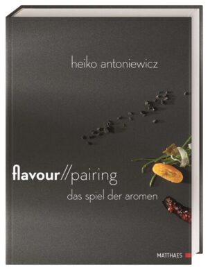 Das Spiel der Aromen meisterhaft umgesetzt Der Pionier der innovativen Kochkunstszene Deutschlands, Heiko Antoniewicz, erläutert in seinem Atlas für Geschmack, Aroma und Haptik leicht nachvollziehbar das Prinzip „Flavour Pairing“. Sein Ziel ist es, den Leserinnen und Lesern einen Leitfaden an die Hand zu geben, mit dessen Hilfe man eigenständig und auf Basis der Aromenharmonie neue Gerichte konzipieren kann. Anhand bekannter Kombinationen wie Kokos mit Lachs oder Avocado mit Tomate werden Zusammenhänge erklärt und dabei Harmonien, die die Natur bestimmter Lebensmittel mit sich bringt umgesetzt. Erkenntnisse aus eigenen Arbeiten sowie Adaptionen bekannter Gerichte spielen für Heiko Antoniewicz eine große Rolle. Und so gelingen Kreationen wie: Avocado in Texturen mit viererlei Tomate und Räuchertee oder Kokos-Lachs, Datteln mit Mole, Karotte mit Dattelmus gefüllt und Miso-Sud. -60 außergewöhnliche Rezepte: Mit den zwölf Produkten Avocado, Banane, Bottarga, Holunder, Kaffee, Kartoffeln, Lachs, Oliven, Rhabarber, Salz, Steinköhler, Tomaten und Vanille werden jeweils 5 einzigartige Rezepturen entwickelt. Mehrere Grundrezepte vervollständigen das Portfolio. -Was lässt sich mit was kombinieren? In einem Extra-Kapitel stellt Heiko Antoniewicz anhand von Transferbäumen eine große Anzahl verschiedener Pairings vor, die für eine ganz besondere Aromaharmonie sorgen. Daneben gibt es Empfehlungen für Getränke zu den Gerichten. -Mit hochkarätigen Fotoaufnahmen aus der Spitzenküche. -Die Philosophie der Gerichte wird in einem Extrakapitel erläutert. Flavour Pairing mit Heiko Antoniewicz. Aromen meisterhaft kombinieren für die Spitzenküche