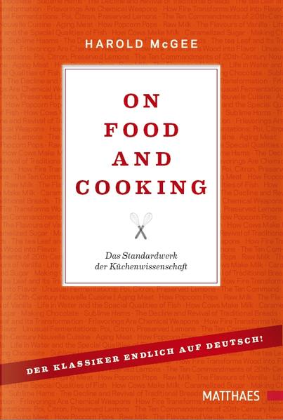 Das Standardwerk der Küchenwissenschaft Die vor über dreißig Jahren erschienene erste Ausgabe von Harold McGees „On Food and Cooking“ ebnete den Weg für die Entwicklung der Molekularküche. Seine umfangreichen Ausführungen zur Herkunft und chemischem Aufbau unserer Lebensmittel sind lehrreich und interessant - für Profis ebenso wie für passionierte Hobby-Köche. Nun liegt die aufwendig überarbeitete und aktualisierte Ausgabe des mittlerweile als Standardwerk geltenden Buches auch in deutscher Sprache vor. Theorie und Praxis der Molekularküche vom Profi erklärt In nach verschiedenen Lebensmittelgruppen eingeteilten Kapiteln gibt McGee Informationen zu Herkunft, Geschichte und biochemischem Aufbau der jeweiligen Erzeugnisse und erklärt, wie und warum sie beim Kochen auf bestimmte Art und Weise reagieren und wie sich Geschmack bildet. Das theoretische Verständnis dieser Vorgänge wirft ein neues Licht auf traditionelle und moderne Zubereitungsmethoden und ermöglicht letztendlich ein erfolgreicheres praktisches Wirken im eigenen Kochlabor. Zum Verständnis benötigte chemische Grundkenntnisse können im Anhang des Buches aufgefrischt werden