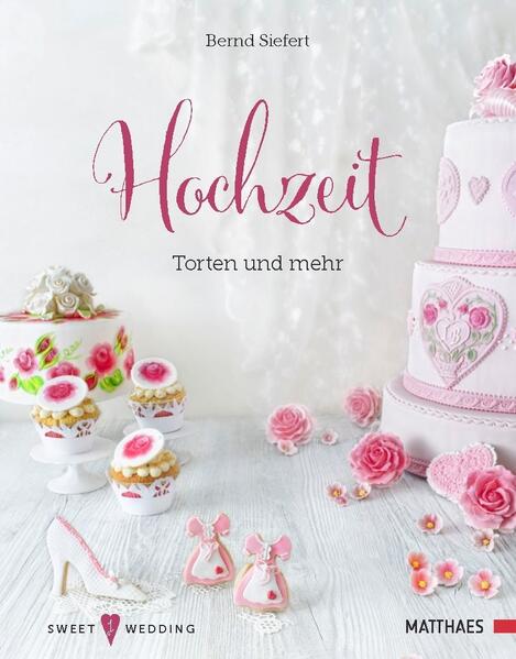 Was passiert, wenn der Weltmeister der Konditoren, der König der süßen Zunft, sich dem Thema „Hochzeit“ widmet? Das Ergebnis kann nur ein Buch sein, dass die Herzen aller Hochzeitsbegeisterten in jeder Hinsicht höher schlagen lässt! Auf insgesamt 11 thematisch geordneten „Sweet Tables“, zeigt Bernd Siefert die gesamte Bandbreite dessen, was in Sachen „Hochzeit“ möglich ist. Die Themen reichen von der klassischen Hochzeit ganz in Weiß oder Rosa gehalten über „Editorial Design“ oder eine „Blütenpracht“ mit Frischblumen bis hin zum „Goldenen Herbst“ oder dem etwas spezielleren „Bavarian Style“.Ein jeder wird fündig und kann sich von den prall gefüllten „Sweet Tables“ inspirieren lassen. Sei es in Hinblick auf die Traum-Hochzeitstorte, aber auch für all die wunderbaren Kleinigkeiten wie Give-aways für die Gäste oder Tischdekore in Form von Lollys, Cookies oder Pralinen, Cupcakes in allen nur erdenklichen Variationen und vieles mehr.Allen gemein sind die liebevollen Dekore, durch die Bernd Sieferts Kreationen zu den schönsten und innovativsten der Welt werden. Eine Fülle an Dekortechniken und unterschiedlichen Stilen, z. B. die englisch inspirierten Blumendekore, der Zuckerdekor im Versace-Stil oder die trendige Buttercreme-Torte mit Farbverlauf, bieten unzählige Kombinationsmöglichkeiten. „Hochzeit - Torten & mehr“ lässt keine Wünsche offen, bleibt dabei stets auf der Höhe der Zeit und garantiert so den Wow-Effekt auf jeder Hochzeitstafel.Auch für dieses Buch hat sich Bernd Siefert den Foodfotografen Matthias Hoffmann ins Boot geholt - seine unvergleichlich ästhetischen Fotografien tun ihr Übriges, um „Sweet Wedding“ zu einer Perle der kulinarischen Buchkunst zu machen.