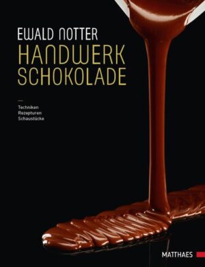 Techniken, Rezepturen und Schaustücke rund um Schokolade Mehrfach für seine Kunstfertigkeit im Umgang mit Schokolade und Zucker ausgezeichnet, ist es Meisterpatissier Ewald Notter mit diesem wunderschönen Buch gelungen, ein übersichtliches und informatives Lehrwerk für angehende Profis und begeisterte Schokoladen-Liebhaber*innen zusammenzustellen. Von der Geschichte der Schokolade über die benötigte Grundausstattung bis hin zu Rezepten für Pralinen, Schokoladentafeln oder dekorativen Elemente aus Schokolade findet sich hier die ganze Bandbreite des süßen Kunsthandwerks. Aus dem Inhalt • Einführung in die Welt der Schokolade • Schokolade und weitere Zutaten • Grundausstattung • Inhaltsstoffe und Grundtechniken • Zubereitung von Pralinen und anderen Confiserie-Produkten • Einfache Rezepte und Methoden zum Arbeiten mit Schokolade • Gianduja, karamellisierte Gianduja und Marzipan • Ganache • Dekorationen • Pralinen-Rezepte • Alkoholpralinen mit Zuckerkruste • Schaustücke aus Schokolade • Grundplatten, Fundamente und Säulen aus Schokolade • Schokoladen-Dekors • Modellierschokolade • Blüten aus Schokolade • Dreidimensionale Figuren kolorieren, mit Spritztechnik dekorieren und zusammensetzen • Vorbereitung auf einen Wettbewerb Lernen Sie vom Profi Pralinen und andere Kunstwerke aus Schokolade selbst herzustellen.