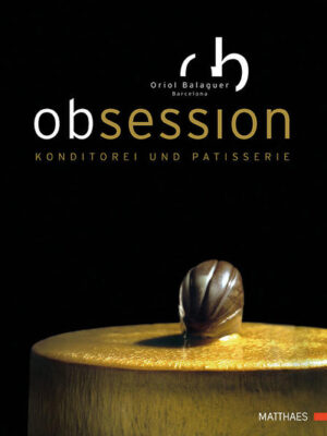 Konditorei und Patisserie auf höchstem Niveau In diesem 300 Seiten starken Meisterwerk zeigt Oriol Balaguer all sein Können in Hochglanzoptik: Von Tellerdesserts, über fantasievolle Torten und Spezialitäten wie Pralinen, Fours oder Macarons, bis hin zu feinen Backwaren und Broten, denen seine ganz besondere Liebe gilt. Nicht umsonst wurde er in seinem Heimatland für das beste handwerklich hergestellte Buttercroissant ausgezeichnet. Jede seiner Kreationen ist nicht nur ausführlich beschrieben, in einem bildgewaltigen Vorspann werden daneben auch Konzept und Sensorik seiner Kunstwerke erläutert. Der Titel dieses Buches bringt auf den Punkt, was das Schaffen von Oriol Blaguer kennzeichnet. Denn den Meisterpatissier aus Barcelona treibt der Wille zur absoluten Perfektion. Sein Ziel ist es, aus den besten Materialien unvergleichliche Kreationen zu schaffen. Balaguer tut dies sowohl im Bereich der Patisserie als auch in der Konditorei und Bäckerei. -Patisserie und Konditorei auf Weltklasseniveau -Über 80 hochkarätige Rezepte zu süßen Köstlichkeiten wie Cheesecake, Bananendessert, Zitronentarte, Eistrüffel, Croissant oder Schokoladen-Panettone -Erscheint zweisprachig: Alle Rezepte auf deutsch und englisch Von cremigen Desserts über fruchtige Torten und Spezialitäten wie Macarons und Eiscreme bis hin zu deftigen Broten und knusprigem Feingebäck - Oriol Blaguer weiht Sie ein in die Geheimnisse der Patisserie und Konditorei.