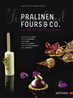 Das Buch der Spitzenpatisserie Es sind die Edelsteine der Konditorei und Patisserie: Pralinen, Petits Fours und all die anderen kleinen Köstlichkeiten, die zu Kaffee und Tee, als Dessert oder einfach als kleine Freude zwischendurch angeboten werden. Dieses „süße Fingerfood“ ist in all seiner Kleinheit oft geschmacksintensiver und gaumenschmeichelnder als ein ganzes Stück Torte. Genau dies macht es zum Trendprodukt, denn es schont den Kalorienhaushalt ohne Verzicht üben zu müssen. Sechs außergewöhnliche Künstler*innen des süßen Handwerks haben sich zusammengetan, um das Thema ganz neu zu spielen. Dabei nähert sich jeder aus seiner eigenen Perspektive. Kreativität und überraschende Geschmackskomponenten in süßer Form Herausgeber Matthias Mittermeier hat die Crème de la Crème der süßen Kunst zusammengebracht: Ian Matthew Baker, Nicole Beckmann, René Frank, Christian Hümbs, Andy Vorbusch und natürlich Matthias Mittermeier selbst. Sie haben Kreationen entwickelt, die den aktuellen Stand der Konditorei-und Patisseriekunst auf das Beste repräsentieren: Ob Pralinen, Petits Fours, Cake-Pops, Marshmallows, Cookies, Macarons oder Bonbons unterschiedlicher Schwierigkeitsgrade, von einfach bis aufwändig - ein jeder wird in diesem Buch fündig. Egal ob schlicht und köstlich in Aussehen und Geschmack oder beeindruckend ungewöhnlich in der Kombination der Aromen, die Autor*innen schöpfen aus dem Vollen und zeigen in diesem Werk ihr ganzes Können. -70 süße Kreationen der Extraklasse: Vom „Marshmallow aus Kornelkirschen“ über ein „Zitronen-Ingwer-Gelee“ bis hin zu einer „Wilde Kakaobohnen-Oliven-Praline“ -Das ganze Spektrum der süßen Kleinigkeiten: Pralinen, Teegebäck, Marshmallows, Cake Pops, Petits Fours, Bonbons, Fruchtgelees und Macarons -Die sechs Konditor*innen Ian Matthew Baker, Nicole Beckmann, René Frank, Christian Hümbs, Andy Vorbusch und Matthias Mittermeier zeigen, wie kreative Patisserie aussehen kann Kleine Leckereien kunstvoll hergestellt von Top-Konditor*innen. Lassen Sie sich die süßen Köstlichkeiten wie Pralinen, Petits Fours oder Cookies auf der Zunge zergehen!