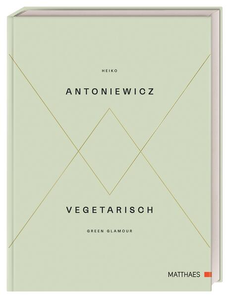 Glamourös vegetarisch kochen mit Heiko Antoniewicz Um die Gäste so richtig zu beeindrucken, braucht es kein Fleisch! Mit vielseitigen Produkten von Algen über Löwenzahn bis zur Zucchini greift der Aromenexperte und Profikoch Heiko Antoniewicz auf das abwechslungsreiche vegetarische Produktspektrum zurück und kreiert unvergleichliche Gericht. Die kreativen vegetarischen Rezepte eigenen sich perfekt für die Gastronomie, Gourmetküche, den gehobenen Partyservice oder als Inspiration für ambitionierte Hobbyköche. Kreative Rezepte zeigen Gemüse in voller Schönheit und Geschmack Aubergine im Kataifi-Teig mit Ducca, begleitet von gedünsteter Paprika mit Zitronenthymian und Orangenabrieb, dazu türkischer Joghurt mit Olivenöl und etwas Minzöl ausgarniert mit Fingerlime und Zitronenmelisse. Dieses exzellente Gericht, stellvertretend für alle 70 Rezepte, ist geschmacklich absolut ausgereift und entführt in die spannende Welt der vegetarischen Aromen. • 70 sensationelle vegetarische Rezepte: Vegetarisches von A bis Z und inspirierende Grundrezepte entführen in die Vielfalt der vegetarischen Küchen. Vom Chicorée mit Hartweizengrieß und Oliven, Thaiaubergine mit Miso und Salbei bis zum Essigei mit Löwenzahn begeistert das Kochbuch mit ausgefallenen Rezepten, die Gemüse in ein wunderschönes Licht rücken. • Alle Aromen auf einem einzigen Löffel: Mit ausgeklügelten Kombinationen werden in der Kategorie “Löffel” Gerichte auf nur einem einzigen Löffel angerichtet. Diese bedachte Anordnung verschiedener Komponenten erlaubt eine völlig neue Wahrnehmung der einzelnen Aromen. • Ein besonderer Fokus auf regionale und saisonale Küche. Passende Gerichte zu den jeweiligen Jahreszeiten sorgen für einen bewussten Umgang mit Lebensmitteln. Die Schönheit vegetarischer Gourmet-Küche erleben: einzigartige und hochkarätige Rezepte von Heiko Antoniewicz.