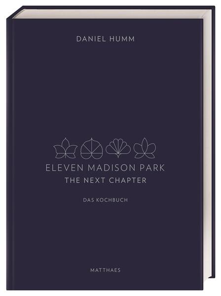 Lang erwartet erscheint es endlich auf Deutsch: Das Buch „Eleven Madison Park: The Next Chapter“ von Daniel Humm. In diesem Buch teilt der Autor mehr als 80 Rezepte, atemberaubende Fotos, üppige Aquarelle und persönliche Geschichten, die seine unvergleichliche kulinarische Reise und Inspiration beschreiben. Diese neu überarbeitete, unlimitierte Ausgabe in einem Band ist um mehr als 30 neue Rezepte und Fotos sowie 15 neue Geschichten und Aquarellen erweitert, die die neuesten im Restaurant entwickelten Gerichte widerspiegeln.