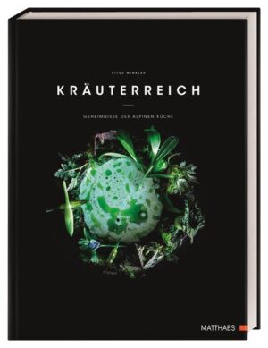 Auf Kräuterwanderung mit Gourmetkoch Vitus Winkler In seinem Buch „Kräuterreich - Geheimnisse der alpinen Küche“ hebt der junge österreichische Küchenstar Vitus Winkler seine Heimat, das Salzburger Land, auf eine kulinarische Bühne. Dabei nimmt er die Leser*innen auf eine kulinarische Kräuterwanderung mit: vom Dorf zum Bergsee über die Alm bis hin zum Gipfel der Genüsse. Die dabei entstehenden Gerichte sind wunderbar elegant und klar, aber gleichzeitig verspielt und romantisch. Kreative Rezepte und wunderschöne Kurzgeschichten aus dem Salzburgerland Das Gericht „Waldboden, Kräutermoos, Eierschwammerl und Sauerklee“ vermittelt den Eindruck, man befinde sich selbst im Kräuterwald