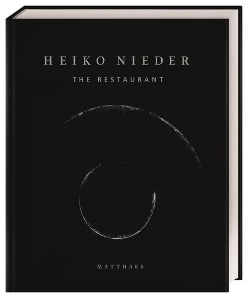 Sterneküche par excellence mit Heiko Nieder Im legendären Hotel "The Dolder Grand" in der Schweiz befindet sich mit "The Restaurant" das mehrfach ausgezeichnete Restaurant, das seinesgleichen sucht. Hier hat Spitzenkoch Heiko Nieder seine unverwechselbare kulinarische Handschrift entwickelt. Gerichte, die überraschend und präzise sind, vergleichbar mit sorgfältig geplanten Prachtbauten. Köstlichkeiten wie Rehrücken mit Gartenkräutern und Angostura oder Hummer mit Erdbeeren und Estragon verführen hier die Gäste. Mit diesem ganz besonders edlen Kochbuch erhalten Sie einen exklusiven Einblick in die herausragende Kochkunst von Heiko Nieder. -Rezepte für Apéros, Amuse-Bouches und einzigartige Menüs: Geordnet nach den vier Jahreszeiten entdecken Sie hier fabelhafte Gerichte, die Sie begeistern werden. -Herausragende Fotografien fangen die kulinarischen Meisterwerke aus der Spitzenküche von ihrer schönsten Seite ein. -Luxuriöse Ausstattung: Der Leinenband mit Silberprägung macht Eindruck im Bücherregal und eignet sich auch perfekt als Geschenk für ambitionierte Hobbyköche. Ein kulinarisches wie bibliophiles Meisterwerk über die Sterneküche des Ausnahmekochs Heiko Nieder.