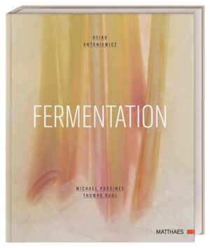 Fermentation neu entdeckt mit Heiko Antoniewicz In diesem außergewöhnlichen Kochbuch finden Sie alles rund ums Thema Fermentation. Profikoch Heiko Antoniewicz zeigt Ihnen, wie Sie Gemüse, Obst, Wurst, Fleisch, Milchprodukte und viele weitere Lebensmittel fermentieren können, um dabei den besten Geschmack aus den Produkten herauszuholen. Sie erhalten dabei ein umfassendes Repertoire an theoretischem Wissen und exzellenten Gerichten, die jedem Profi- und Hobbykoch als Fundus für die eigene Kreativität dienen. Die stimmungsvollen Bilder wecken Lust, sich mit der Fermentation intensiver zu beschäftigen und eigene Versuche zu starten. -Exzellente Rezepte und Fachwissen vom innovativen Profikoch: Ein umfassendes Kompendium zur Herstellung fermentierter Lebensmittel und deren Einsatz in der gehobenen Küche. -Über 80 Rezepte und mehr als 50 Grundanleitungen zeigen, wie vielfältig das Thema Fermentation ist. -Fermentation auch von ungewöhnlichen Produkten, wie Blätter, Vogelbeeren, Pastinaken, Fjordforelle, schwarzen Walnüssen und mehr. Fermentation für die gehobene Küche. Kulinarisches Fachwissen und außergewöhnliche Rezepte zeigen die Technik des Fermentierens von einer neuen Seite.