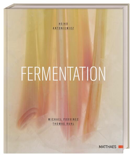 Fermentation neu entdeckt mit Heiko Antoniewicz In diesem außergewöhnlichen Kochbuch finden Sie alles rund ums Thema Fermentation. Profikoch Heiko Antoniewicz zeigt Ihnen, wie Sie Gemüse, Obst, Wurst, Fleisch, Milchprodukte und viele weitere Lebensmittel fermentieren können, um dabei den besten Geschmack aus den Produkten herauszuholen. Sie erhalten dabei ein umfassendes Repertoire an theoretischem Wissen und exzellenten Gerichten, die jedem Profi- und Hobbykoch als Fundus für die eigene Kreativität dienen. Die stimmungsvollen Bilder wecken Lust, sich mit der Fermentation intensiver zu beschäftigen und eigene Versuche zu starten. • Exzellente Rezepte und Fachwissen vom innovativen Profikoch: Ein umfassendes Kompendium zur Herstellung fermentierter Lebensmittel und deren Einsatz in der gehobenen Küche. • Über 80 Rezepte und mehr als 50 Grundanleitungen zeigen, wie vielfältig das Thema Fermentation ist. • Fermentation auch von ungewöhnlichen Produkten, wie Blätter, Vogelbeeren, Pastinaken, Fjordforelle, schwarzen Walnüssen und mehr. Fermentation für die gehobene Küche. Kulinarisches Fachwissen und außergewöhnliche Rezepte zeigen die Technik des Fermentierens von einer neuen Seite.