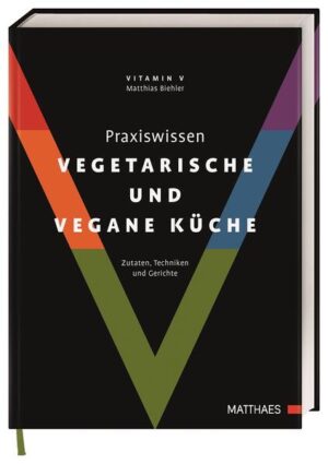 Kochen verstehen - mit dem neuen Handbuch! Um die vegetarische und vegane Küche zu verstehen, braucht es eine fundierte Kenntnis der Vor- und Zubereitungstechniken und umfangreiche Warenkunde. Mit dem neuen Handbuch zur vegetarischen und veganen Küche haben Sie dieses Wissen immer parat! Matthias Biehler hat in jahrelanger Arbeit ein universelles Küchen- und Produktwissen zusammengetragen, strukturiert und auf den 800 Seiten dieses Handbuchs vereint. Grundlagen, Regeln, Hintergrundwissen In diesem Handbuch geht es darum Kochen zu verstehen. Es geht um allgemeine Regeln und Hintergrundwissen, darum die Grundlagen zu verinnerlichen und selbst kreativ zu werden. Schritt für Schritt erklärt Biehler Zubereitungstechniken wie garen, dünsten, rösten oder dämpfen unabhängig von Zutaten. Präzise Querverweise und ein umfangreiches Register helfen, die Informationen im Handbuch schnell zu finden. Aber auch den Zutaten der vegetarischen und veganen Küche ist viel Platz eingeräumt. Und nicht zuletzt finden Interessierte an der vegetarischen und veganen Küche eine Vielzahl an Rezepten. Das umfangreiche Handbuch über die vegetarische und vegane Küche: -Ausführliche Warenkunde: Sorten, Inhaltsstoffe und Haltbarkeit pflanzlicher Lebensmittel mit Einkaufstipps, Saisonkalender und mehr -Zubereitungswissen: Über 70 Techniken der Vorbereitung und des Garens - leicht verständliche Struktur durch clevere Verlinkungen und einen baukastenartiger Aufbau Das ultimative Handbuch für Profi- und Hobbyköch*innen der vegetarischen und veganen Küche: Umfangreiches Wissen rund um Warenkunde, Vor- und Zubereitungsarten auf 800 Seiten!