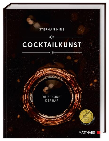 Der perfekte Cocktail: Vom Handwerk zum Kunstwerk In seinem neuen Buch widmet sich Stephan Hinz den großen und kleinen Dingen, die den perfekten Cocktail ausmachen. Neben dem entscheidenden Wissen rund um Warenkunde, Techniken und Barwerkzeug beschäftigt er sich dabei auch mit oft übersehenen Aspekten wie dem richtigen Glas, dem passenden Eis und der versteckten Kompositionslehre, die jedem Cocktail zugrunde liegt.So zeigt Hinz, dass selbst Nuancen wie die Schmelzwassermenge oder die Wahl der Garnitur einen entscheidenden Einfluss auf unsere Wahrnehmung haben. Er ergründet, wie und was wir schmecken undwelche Faktoren eine Rolle spielen, damit aus einem bloßen Geschmackseindruck ein unvergesslicher Genuss wird. Hierzu geht Hinz weit über die Grenzen der klassischen Bar hinaus: Er erläutert, wie sich modernstes Equipment wie Rotationsverdampfer oder Dehydrator für Getränke einsetzen lässt und experimentiert mit ungewöhnlichen Präsentationsformen und Texturen. Ganz nebenbei erweitert er das Aromenspektrum seiner Cocktails um Zutaten wie Steinpilze, Vogelbeeren oder Parmesan und vermittelt einen Eindruck davon, wie die Bar der Zukunft aussehen könnte. In einem eigenen Kapitel geht Hinz dazu der Frage nach, wie sich der moderne Barbetrieb nachhaltiger gestalten lässt und zeigt Möglichkeiten zum Sparen von Ressourcen und der Reduzierung von Lebensmittelverschwendung auf. Ein Streifzug durch die Geschichte der Barkultur und historische Anekdoten zur Entstehung der wichtigsten Drinks sowie über 400 Rezepte vom Klassiker bis zum extravaganten Avantgarde- Cocktail runden das Buch ab. So führt Hinz die Leser vom essenziellen Grundwissen bis zu den neuesten Innovationen der zeitgenössischen Barkultur und macht dieses Buch zum modernen Standardwerk für Hobbymixer und Barprofis. Cocktailkunst - Die Zukunft der Bar erschien erstmals 2014. Das Buch wurde preisgekrönt und mehrfach übersetzt. Die vorliegende Neuauflage wurde komplett überarbeitet, aktualisiert und um zahlreiche neue Inhalte und Rezepte ergänzt.