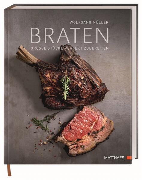 Jede*r kann einen guten Braten servieren! Ob klassischer Krustenbraten oder Ente à l’Orange - der perfekte Sonntagsbraten ist selbst für erfahrene Hobbyköch*innen häufig eine Herausforderung. In diesem Kochbuch zeigt Ihnen der passionierte Metzger und Sternekoch Wolfgang Müller, wie Sie große Stücke richtig zubereiten. Neben wichtigen Grundlagen zu Bratenstücken, Gararten und Equipment warten 70 köstliche Rezepte auf Sie: Von Filet Wellington bis zum Wolfsbarsch in der Meersalzkruste. Kulinarisches Fachwissen und wunderbare Rezepte in einem Buch vereint • 70 köstliche Braten, die begeistern: Gefüllte Kalbsbrust mit Brezelfüllung, Spanferkel „Indonesisch“ oder im ganzen gegrilltes Hirschkarree heben den Brategenuss auf eine neue Ebene. • Grundlagen sorgen für perfekten Genuss: Spitzenkoch Wolfgang Müller zeigt, worauf es bei der Zubereitung der verschiedenen Stücke von Rind, Kalb, Schwein, Geflügel, Wild, Lamm und weiterer Fleischsorten ankommt. • Unterschiedliche Gararten verstehen: So zaubern Sie durch Braten, Schmoren, Grillen, Backen und Sieden sensationelle Sonntagsbraten. Das Grundlagenwerk für den perfekten Braten Von klassisch bis kreativ - Wolfgang Müller hat für dieses Kochbuch die wundervollsten Rezepte entwickelt und nachvollziehbar beschrieben. In besonderen Kapiteln widmet sich der Sternekoch faszinierenden Zubereitungsmethoden wie dem Garen im Erdloch oder der Zubereitung ganzer Tiere. Das umfassende Repertoire an kulinarischem Wissen, exzellenten Gerichten und Tipps vom Profi zu Gewürzen und Equipment lässt keine Fragen offen. Große Stücke perfekt zubereiten - kein Problem mit 70 exzellenten Rezepten und wertvollem Know-how von Metzger und Spitzenkoch Wolfgang Müller.