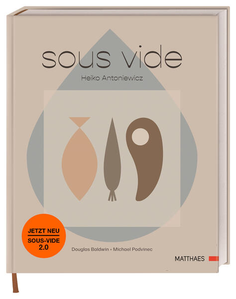 Sous vide neu entdeckt mit Heiko Antoniewicz Fleisch, Fisch und Gemüse punktgenau garen für maximale Saftigkeit und intensive Aromen aller Zutaten - als Pionier der Sous-vide-Technik, zeigt Ihnen Spitzenkoch Heiko Antoniewicz in seinem ganz neuem, zweiten Sous-vide Buch die neuesten Techniken, Anwendungen und Strömungen des Vakuumgarens. 50 exzellente Gerichte, umfassende Grundrezepte und ein praxisbezogener Theorieteil von Douglas Baldwin und Michael Podvinec schaffen ein tiefes Verständnis für die komplexe Gartechnik. Das zweite Buch nach dem Erfolg von “Sous-Vide” -Umfangreiches und aktuelles Grundlagenwerk: Klassisches Sous-vide-Wissen erweitert durch neue spannende Ansätze -50 neue komplexe Gerichte und umfangreiche Grundrezepte zu Fisch, Fleisch, Gemüse, Cremes, Eismassen, Spirituosen und mehr warten darauf, getestet zu werden. -Einzigartiger Wissenstransfer: Wissenschaftliche, praxisbezogene Erläuterungen lassen Sie die beliebte Küchentechnik von Grund auf verstehen. -Brillante Fotos machen Lust, sich intensiv mit dem Sous-vide-Garen auseinanderzusetzen. Erstklassiges Fachwissen trifft auf kulinarische Praxis Heiko Antoniewicz setzt sich schon seit vielen Jahren mit dem Sous-vide-Garverfahren auseinander und gibt sein Wissen und seine Leidenschaft international in Workshops und Vorträgen weiter. Profitieren Sie sowohl als Profi als auch als ambitionierte Hobbyköch*innen von seinem exzellenten Know-how und seiner Begeisterung für die Kochkunst. Ergänzt wird das außergewöhnliche Kochbuch durch einen hervorragenden, praxisnahen Theorieteil der Wissenschaftler Douglas Baldwin und Michael Podvinec - so lernen Sie das Vakuumgaren nicht nur, sondern verstehen es in seiner Gänze. Entdecken Sie bewährte und neue Ansätze des Sous-vide-Garens! Das ultimative Grundlagenwerk von Heiko Antoniewicz erklärt Ihnen alles, was Sie zur beliebten Küchentechnik wissen müssen und inspiriert mit mehr als 50 Rezepten.