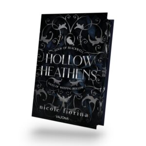 Mit farbigem Buchschnitt Limitiert! In Hollow Heathens findest du alles, das dir die schlimmsten Albträume entlockt: Hexen, Hexenzirkel, Flüche, Geister, unheimliche Wälder und mysteriöse Atmosphäre. Zwischen alledem wartet eine unglaubliche und zeitlose Liebesgeschichte. Es war einmal ein Mädchen namens Fallon, das kurz nach ihrer Geburt von Zuhause weggebracht wurde. Ein Zuhause, das mehr als seltsame Traditionen und bizarre Aberglauben barg. Vierundzwanzig Jahre später kehrte sie zurück. Zurück nach Weeping Hollow einer Stadt, über die sie nur Geschichten gehört hatte. Es war einmal ein mysteriöser Junge namens Julian mit einem Fluch so alt wie Jahrhunderte, der seine Seele umschlang. Er war einer der vier Hollow Heathens, die sehr dunklen Kreaturen, die die Stadtbewohner in Angst versetzten. Und der Name Blackwell war von Dunkelheit und Tod befleckt. Sie nannten ihn ein Monster. Kalt und hohl. Sie sagten, ich sollte mich nicht ihm nähern. Dennoch gab es diese schmerzhafte Anziehung zu Julian Blackwell, der ich nicht entkommen konnte. Eine nostalgische Anziehung, als hätten wir das schon einmal erlebt.