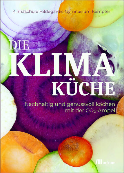 Es ist eine Frage der Gerechtigkeit, den nachfolgenden Generationen die gleichen Lebensbedingungen zu hinterlassen, wie wir sie heute gewohnt sind. Doch durch den weiter steigenden Ausstoß von Treibhausgasen verschärft sich die Klimakrise zunehmend. Dies führt bereits heute zu mehr Naturkatastrophen, die künftig noch häufiger und intensiver werden. Unsere Ernährung spielt in diesem Zusammenhang eine wichtige Rolle. Und jeder Einzelne von uns kann hier ansetzen und einen Beitrag zum Klimaschutz leisten. Jeden Tag – morgens, mittags und abends. Dieses Klimakochbuch wurde am Hildegardis-Gymnasium Kempten in einem Projektseminar über knapp 18 Monate entwickelt. Darin erwarten dich nicht nur leckere Rezepte, sondern auch viel Hintergrundwissen zu unseren Nahrungsmitteln. Eine CO2-Ampel zeigt zu jedem Gericht an, wie klimafreundlich es ist.