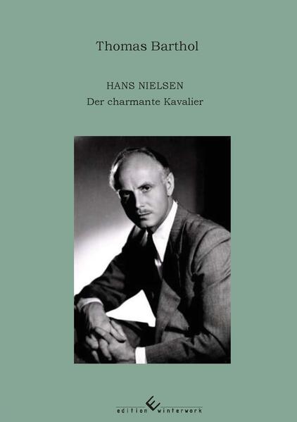 Hans Nielsen war kein Filmstar, was er selber auch nie sein wollte. Er war ein gut ausgebildeter Theaterschauspieler, der mit seinen darstellerischen und stimmlichen Mitteln zu überzeugen wusste. Nach nur vier Jahren an den Theatern von Hamburg, Augsburg, Kiel und Leipzig wandte er sich dem lukrativen Filmgeschäft zu, das ihm Zeit seines Lebens einen behaglichen Lebensstil ermöglichen sollte. Im staatlich gelenkten Film der 1940er Jahre verkörperte der Schauspieler in leichten Komödien wie MEIN MANN DARF ES NICHT WISSEN oder ICH WERDE DICH AUF HÄNDEN TRAGEN den charmanten Kavalier. Auf der anderen Seite spielte Nielsen auch in Filmen wie TITANIC oder FRIEDRICH SCHILLER. Eine Mitwirkung in einem der provokantesten Propagandafilme, der die Euthanasie zum Inhalt hat, lehnte er nicht ab: Wolfgang Liebeneiners ICH KLAGE AN. Wie viele seiner Zeitgenossen begann auch Nielsen in den 1950er Jahren zunehmend wieder für das Theater zu arbeiten. Er war ein selbstkritischer Akteur, der genau wusste, welche Rolle er glaubwürdig darstellen konnte. Nach Jahren auf den Brettern deutscher Boulevardtheater setzte er mit der Rolle des Kardinals in Erwin Piscators Inszenierung von Rolf Hochhuths DER STELLVERTRETER neue Akzente. Mit nur 54 Jahren starb er allzu früh und wurde mitten aus seiner produktivsten Phase herausgerissen.